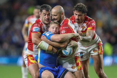 Katalan Ejderhaları 'ndan Ben Garcia ve Katalan Ejderhaları' ndan Alrix Da Costa, Betfred Süper Lig 23. Round karşılaşmasında Leeds Gergedan 'a karşı Catalans Ejderhaları maçında Leeds Stadyumu, Leeds, Birleşik Krallık' ta Ben Garcia ile karşılaştı.