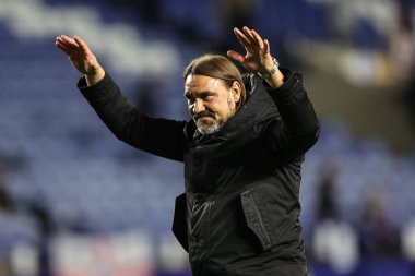 Leeds United takımının teknik direktörü Daniel Farke, 23 Ağustos 2024 'te Hillsborough, Sheffield, İngiltere' de oynanan Sky Bet Şampiyonası maçında Sheffield Wednesday-Leeds United maçında 0-2 kazandıktan sonra seyyar taraftarları selamlıyor.
