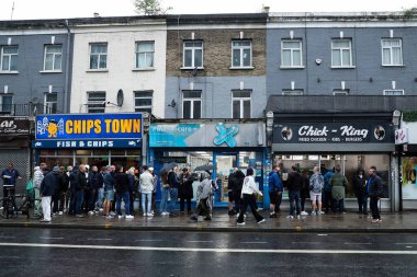 24 Ağustos 2024 'te Tottenham Hotspur, Londra' daki Tottenham Hotspur Stadyumu 'nda oynanan Premier League maçından önce taraftarlar Chick-King' in önünde kuyruğa girdiler.