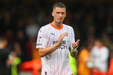 Blackpool 'dan Oliver Casey, 24 Ağustos 2024' te İngiltere 'deki Abbey Stadyumu' nda oynanan Cambridge United-Blackpool maçından sonra gezgin taraftarları alkışlıyor.