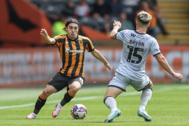 Abdlkadir, Hull City 'den Bay ve Millwall' dan Joe Bryan 24 Ağustos 2024 'te MKM Stadyumu' nda Hull City Millwall 'a karşı oynanan Gökyüzü İddia Şampiyonası maçında top için mücadele ettiler.