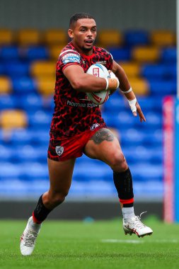 Londra Broncos takımından Matt Davies, 25 Ağustos 2024 'te Plough Lane, Wimbledon, İngiltere' de oynanan Betfred Süper Lig 23. Maçı 'nda topla koşuyor.