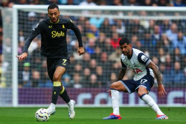 Everton 'dan Dwight McNeil, Tottenham Hotspur' un Everton 'a karşı oynadığı Premier Lig maçı sırasında Tottenham Hotspur' dan Cristian Romero 'nun baskısı altında.