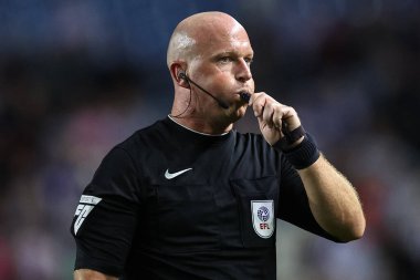 Hakem Simon Hooper, 23 Ağustos 2024 'te Sheffield Wednesday, Hillsborough, Sheffield, İngiltere' de Leeds United 'a karşı oynanan Sky Bet Şampiyonası maçında düdüğü çaldı.