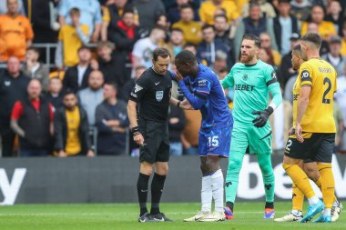 Chelsea 'den Nicolas Jackson, Premier League maçında Wolverhampton Wanderers Chelsea ile Molineux, Wolverhampton, Birleşik Krallık' ta 25 Ağustos 2024 'te oynadığı maçta golünü attıktan sonra hakem Darren England ile konuştu.