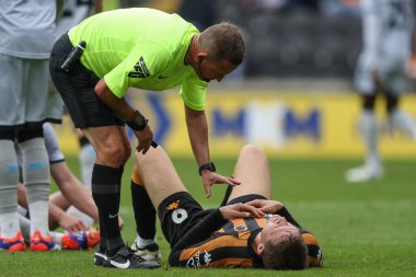 Hakem David Webb, Hull City 'den Sean McLoughlin' i 24 Ağustos 2024 'te MKM Stadyumu' nda Hull City Millwall 'a karşı oynanan maçında kutuya girdikten sonra kontrol ediyor.