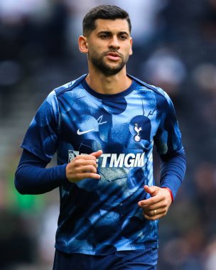 Tottenham Hotspur 'dan Cristian Romero, Premier League karşılaşması öncesinde Tottenham Hotspur' a karşı Everton Tottenham Hotspur Stadyumu, Londra, 24 Ağustos 2024 'te ısındı.