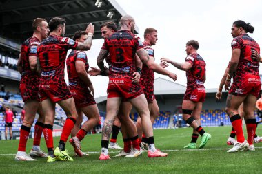 Leoparlar takımından Frankie Halton, 25 Ağustos 2024 'te Plough Lane, Wimbledon' da oynanan Betfred Süper Lig 23. Maçı 'nda Zak Hardaker ve takım arkadaşlarıyla denemesini kutluyor.