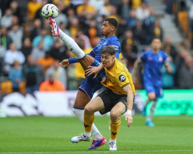 Chelsea 'den Levi Colwill ve Wolverhampton Wanderers' dan Jrgen Strand Larsen Premier League maçında Wolverhampton Wanderers Chelsea 'ye karşı Molineux, Wolverhampton, Birleşik Krallık, 25 Ağustos 2024' te oynadılar.