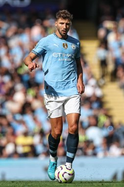 Manchester City 'den Rben Dias, 24 Ağustos 2024 tarihinde Etihad Stadyumu' nda Manchester City ile Ipswich Town arasında oynanan Premier League maçında topu aldı.