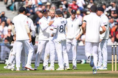 İngiltere 'den Gus Atkinson, Sri Lanka' dan Kamindu Mendis 'in İngiltere' den Joe Root tarafından 24 Ağustos 2024 'te Old Trafford, Manchester' da 1. Rothesay Test Maçı 4.