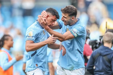 Manchester City 'den Rben Dias, Manchester City ile Ipswich Town arasındaki Premier League maçı sırasında Manchester City' den Matheus Nunes ile 24 Ağustos 2024 tarihinde Etihad Stadyumu 'nda galibiyeti kutluyor.