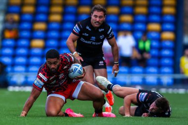 Leoparlar takımından Ricky Leutele, 25 Ağustos 2024 'te Plough Lane, Wimbledon, İngiltere' de oynanan Betfred Süper Lig 23. Raundu 'nda Londra Broncos - Leigh Leopards maçında bir mücadeleden kaçtı.