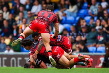 Leigh Leoparları Betfred Süper Lig 23. Raundunda Plough Lane, Wimbledon, Birleşik Krallık 'ta Londra Broncos - Leigh Leopards maçında mücadele ediyor.