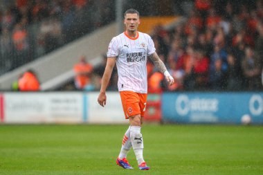 Blackpool takımından Oliver Casey 24 Ağustos 2024 'te Cambridge, Cambridge' deki Abbey Stadyumu 'nda oynanan Cambridge United-Blackpool maçında