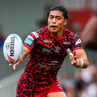 Leigh Leoparları 'ndan Tom Amone, Betfred Süper Lig 23. Raundu' nda Plough Lane, Wimbledon, İngiltere 'de Londra Broncos - Leopards maçında topu yakalıyor.