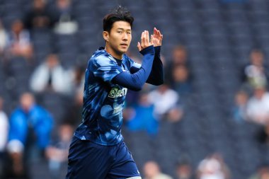 Tottenham Hotspur 'un oğlu Heung-min, Premier League maçından önce Tottenham Hotspur' a karşı Everton Tottenham Hotspur Stadyumu 'nda ısındı.