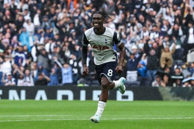 Tottenham Hotspur takımından Yves Bissouma, Premier League maçında Tottenham Hotspur 'un Everton' a karşı oynadığı Tottenham Hotspur Stadyumu 'nda 24 Ağustos 2024' te attığı ilk golü kutluyor.