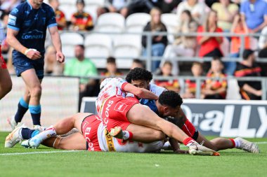 Hull KR 'dan Kelepi Tanginoa 24 Ağustos 2024' te St Helens vs Hull KR 'a karşı oynanan Betfred Süper Lig karşılaşmasında 0-30 Hull' a ulaşmayı deniyor.