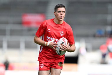 St. Helens 'den George Whitby, 24 Ağustos 2024' te St Helens vs Hull KR 'da oynanan Betfred Süper Lig karşılaşması öncesinde ısınıyor.