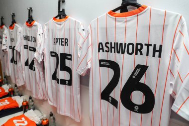 Blackpool 'un üçüncü tişörtü ise 24 Ağustos 2024' te Birleşik Krallık 'taki Abbey Stadyumu' nda oynanan Cambridge United-Blackpool maçının önünde soyunma odasında asılı duruyor.