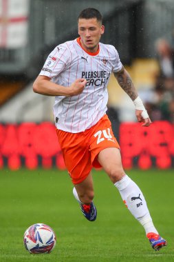 Blackpool takımından Oliver Casey, 24 Ağustos 2024 'te Cambridge, Cambridge' deki Abbey Stadyumu 'nda oynanan Cambridge United-Blackpool maçında maç yapıyor.