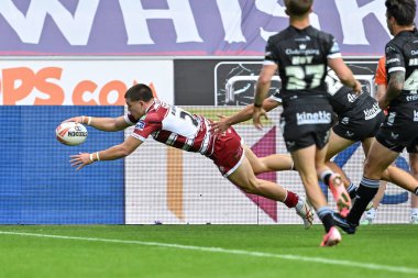 Wigan Warriors takımından Jacob Douglas, 25 Ağustos 2024 'te Wigan Warriors' un Wigan FC 'ye karşı oynadığı Betfred Süper Lig 23. Raundunda Wigan Warriors' a karşı Wigan Stadyumu 'nda 4-0 önde gidiyor.