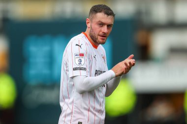 Blackpool 'dan Elliot Embleton, 24 Ağustos 2024' te İngiltere 'deki Abbey Stadyumu' nda oynanan Cambridge United - Blackpool maçı sonrasında gezgin taraftarları alkışlıyor.