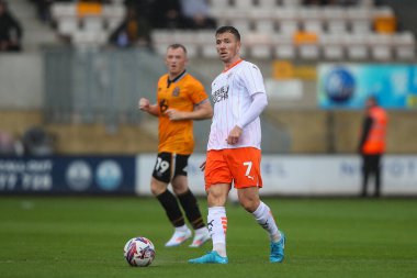 Blackpool 'dan Lee Evans, 24 Ağustos 2024' te Birleşik Krallık 'taki Abbey Stadyumu' nda oynanan Cambridge United-Blackpool maçında pas verdi.