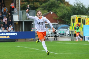 Blackpool 'dan Dom Ballard, 24 Ağustos 2024' te Cambridge 'deki Abbey Stadyumu' nda oynanan ve Cambridge United 'ın Blackpool' a karşı oynadığı Sky Bet 1 maçında 1-4 'lük galibiyetini kutluyor.