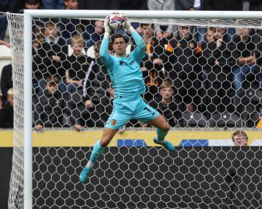 Hull City 'den Ivor Pandur, 24 Ağustos 2024' te Hull City, Hull Stadyumu 'nda Millwall' a karşı oynanan Sky Bet Şampiyonası maçında topu yakalıyor.