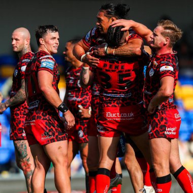 Leigh Leoparları 'ndan Aaron Plough Lane, Wimbledon, İngiltere' de 25 Ağustos 2024 'te oynanan Betfred Süper Lig karşılaşmasında takım arkadaşlarıyla yaptığı denemeyi kutluyor.