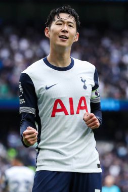 Tottenham Hotspur 'un oğlu Heung-min, Premier League maçında Tottenham Hotspur' un Everton 'a karşı oynadığı Tottenham Hotspur Stadyumu' nda 24 Ağustos 2024 'te attığı ikinci golü kutluyor.