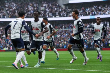 Tottenham Hotspur takımından Yves Bissouma, Premier League maçında Tottenham Hotspur 'un Everton' a karşı oynadığı Tottenham Hotspur Stadyumu 'nda 24 Ağustos 2024' te attığı ilk golü kutluyor.