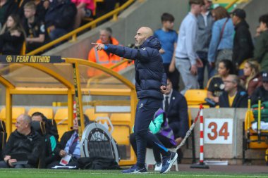 Chelsea 'nin Enzo Maresca teknik direktörü takım talimatlarını Premier Lig maçında verir Wolverhampton Wanderers - Chelsea maçında Molineux, Wolverhampton, İngiltere, 25 Ağustos 2024