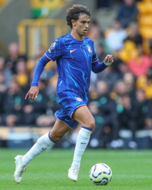 Chelsea 'li Joo Flix Premier Lig maçında topu atıyor Wolverhampton Wanderers, Chelsea' ye karşı Molineux, Wolverhampton, İngiltere, 25 Ağustos 2024