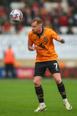 Cambridge United takımından James Brophy, 24 Ağustos 2024 'te Abbey Stadyumu' nda oynanan Cambridge United-Blackpool maçında topu alıyor.