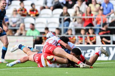 Hull KR 'dan Kelepi Tanginoa 24 Ağustos 2024' te St Helens vs Hull KR 'a karşı oynanan Betfred Süper Lig karşılaşmasında 0-30 Hull' a ulaşmayı deniyor.