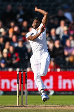 Sri Lanka 'dan Milan Rathnayake 24 Ağustos 2024' te Old Trafford, Manchester, İngiltere 'de düzenlenen 1. Rothesay 1. Rothesay Test Maçı' nda topu teslim etti.