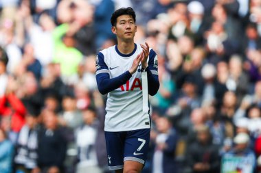 Tottenham Hotspur 'un oğlu Heung-min, Premier Lig maçının ardından Tottenham Hotspur Everton' a karşı Tottenham Hotspur Stadyumu, Londra, 24 Ağustos 2024 'te oynanan maçın ardından takımların galibiyetini kabul ediyor.