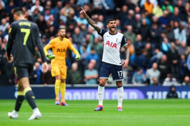 Tottenham Hotspur takımından Cristian Romero, Premier Lig maçında Tottenham Hotspur 'a karşı Everton' un Tottenham Hotspur Stadyumu 'nda 24 Ağustos 2024 tarihinde takım talimatlarını verdi.