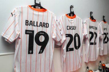 Blackpool 'un üçüncü tişörtü ise 24 Ağustos 2024' te Birleşik Krallık 'taki Abbey Stadyumu' nda oynanan Cambridge United-Blackpool maçının önünde soyunma odasında asılı duruyor.