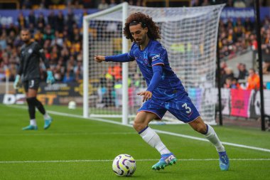 Chelsea 'den Marc Cucurella Premier Lig maçında topu temizliyor Wolverhampton Wanderers, Molineux, Wolverhampton, İngiltere' de Chelsea 'ye karşı, 25 Ağustos 2024
