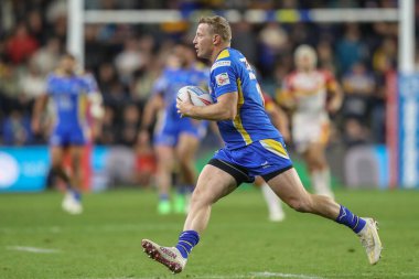 Leeds Rhinos takımından Lachlan Miller, 23 Ağustos 2024 tarihinde Leeds Stadyumu, Leeds, Birleşik Krallık 'ta oynanan Betfred Süper Lig 23. Raundda Leeds Gergedan-Catalans maçında topa vuruyor.