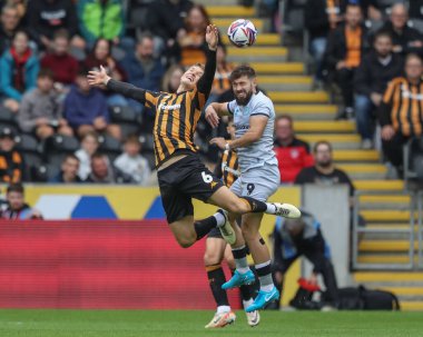 Hull City 'den Sean McLoughlin ve Millwall' dan Tom Bradshaw, 24 Ağustos 2024 'te MKM Stadyumu' nda Hull City Millwall 'a karşı oynanan Gökyüzü İddia Şampiyonası maçında yüksek topa zıpladılar.