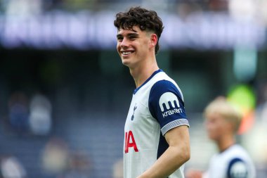 Tottenham Hotspur 'dan Archie Gray, Premier League maçının ardından Tottenham Hotspur' un Everton 'a karşı oynadığı Tottenham Hotspur Stadyumu' nda 24 Ağustos 2024 'te kazandığı galibiyet sonrasında taraftarlarını kabul ediyor.