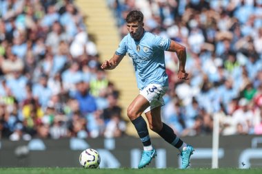 Manchester City 'den Rben Dias, 24 Ağustos 2024 tarihinde Etihad Stadyumu' nda Manchester City ile Ipswich Town arasında oynanan Premier League maçında topu aldı.