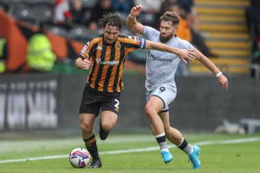 Hull City 'den Lewis Coyle ve Millwall' dan Tom Bradshaw 24 Ağustos 2024 'te MKM Stadyumu' nda Hull City Millwall 'a karşı oynanan Gökyüzü İddia Şampiyonası maçında top için mücadele ediyorlar.