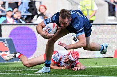 Hull KR 'dan Joe Burgess, Betfred Süper Lig 23. Raundu' nda St Helens vs Hull KR maçında 24 Ağustos 2024 'te St Helens Stadyumu' nda 0-20 Hull 'a çıkmaya çalışıyor.