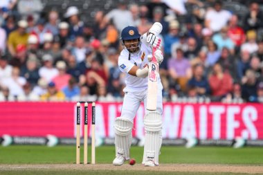 Sri Lanka 'dan Dinesh Chandimal, İngiltere Erkekler - Sri Lanka 1. Rothesay Deneme Maçı 4. Gün Old Trafford, Manchester, Birleşik Krallık, 24 Ağustos 2024' te tekli olarak topu sürüyor.